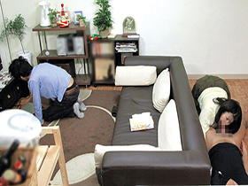 超スリルな状況で絶対にバレてはいけない！人妻×他人男の危険な不倫セックス4時間　サンプル画像07